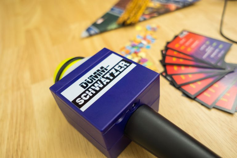 Hasbro Dummschwätzer Partyspiel für Erwachsene und Jugendliche Kartenspiel