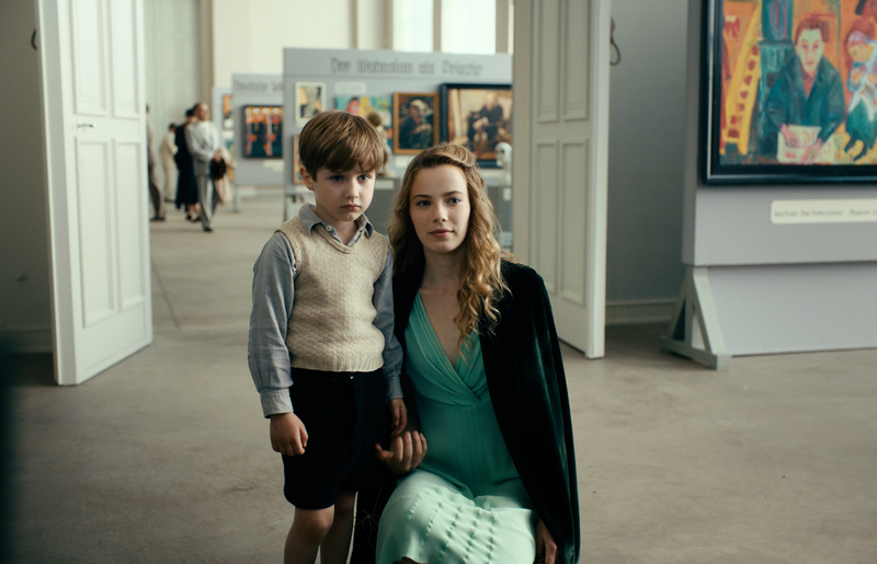 Werk ohne Autor Never Look Away Saskia Rosendahl und Cai Cohrs