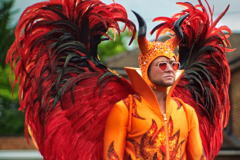 Rocketman Kritik mit Taron Egerton als Elton John