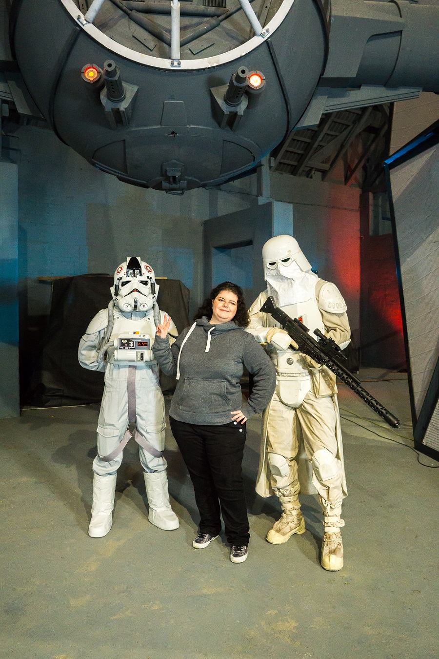 Pia von irgendwie nerdig bei der Outpost One Ausstellung an der Ostsee