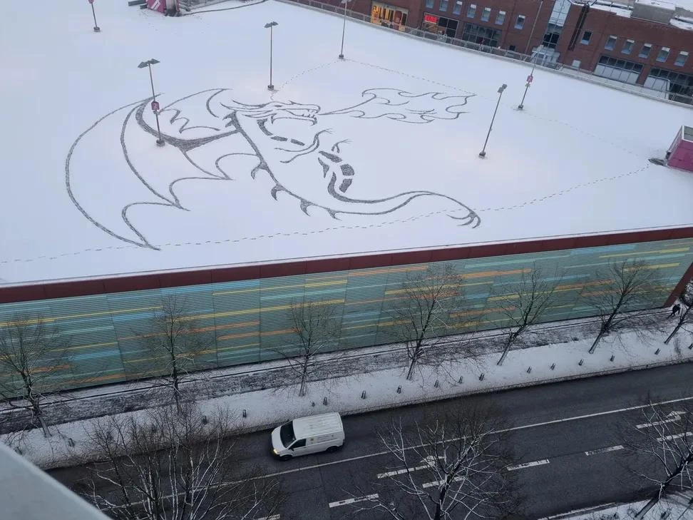 drache-im-schnee-hamburg-eez-elbe-einkaufszentrum-schneedrache-schneekunst-kuenstlerin