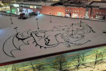 drache-im-schnee-hamburg-eez-elbe-einkaufszentrum-schneedrache-schneekunst-kuenstlerin