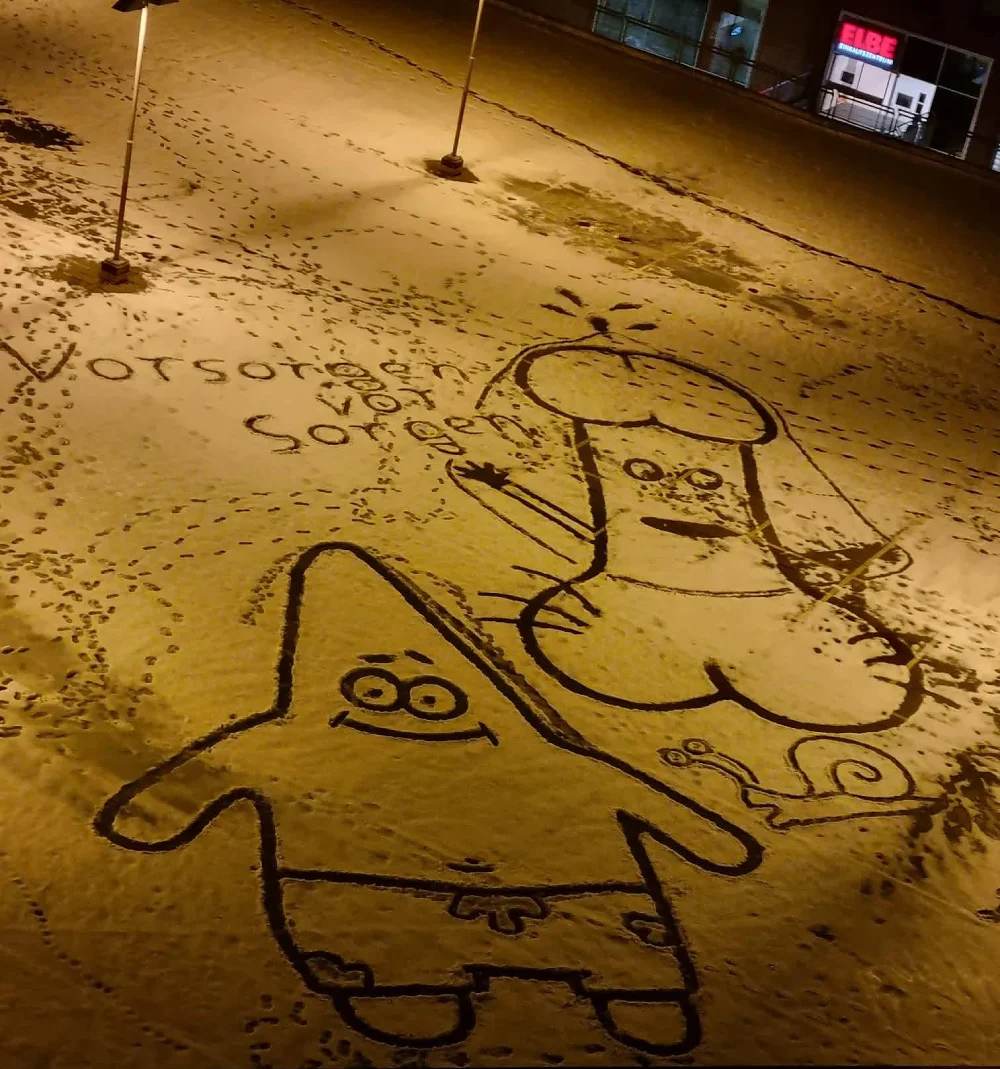 drache-im-schnee-hamburg-eez-elbe-einkaufszentrum-schneedrache-schneekunst-kuenstlerin-5pongebob