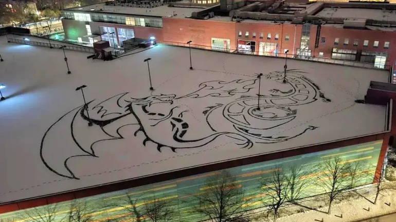 drache-im-schnee-hamburg-eez-elbe-einkaufszentrum-schneedrache-schneekunst-kuenstlerin